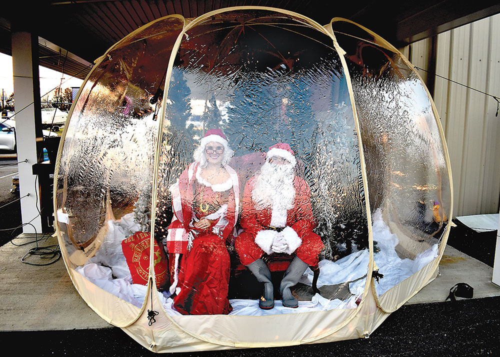 Santa, Mrs. Claus In Giant Snow Globe At Horn’s • Ssentinel.com